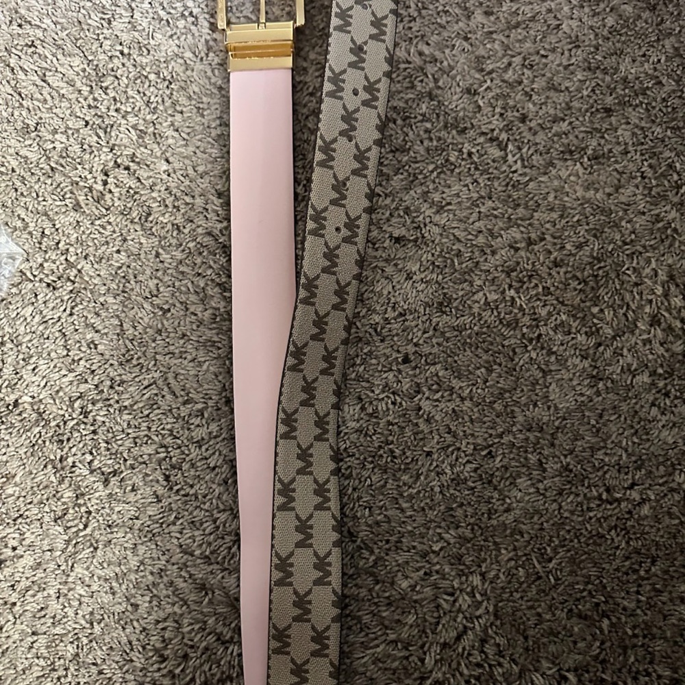 Brand new w/o tags Michael Kors reversible belt. The belt buckle turns